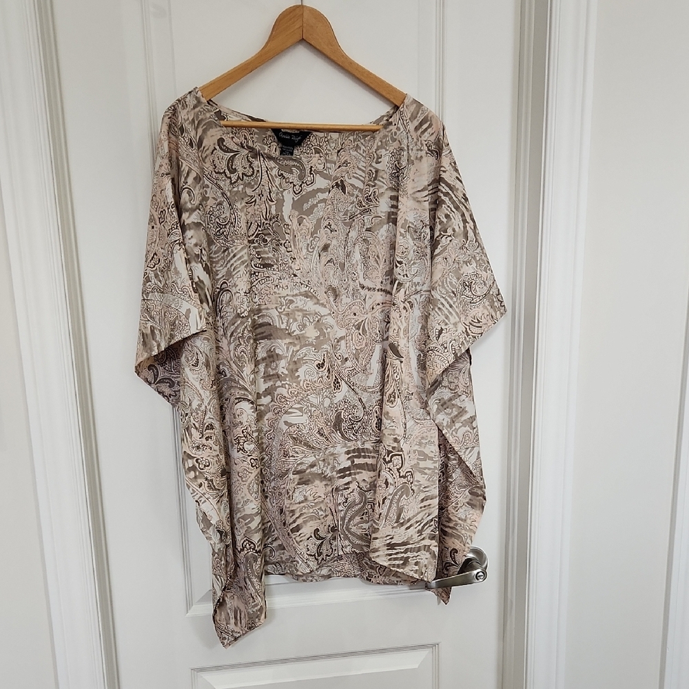 O/S NWT  Charlie Paige Taupe Paisley Print Top